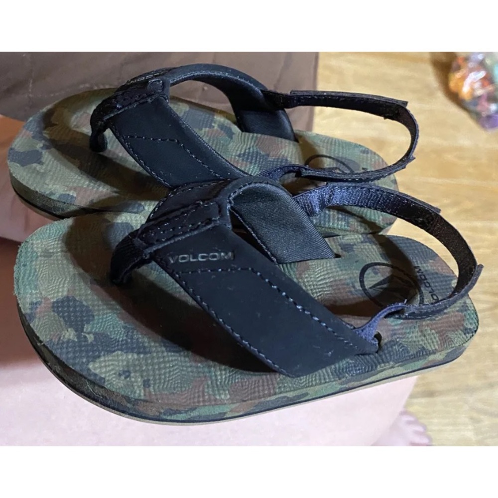 Toddler size 8 Volcom sandals